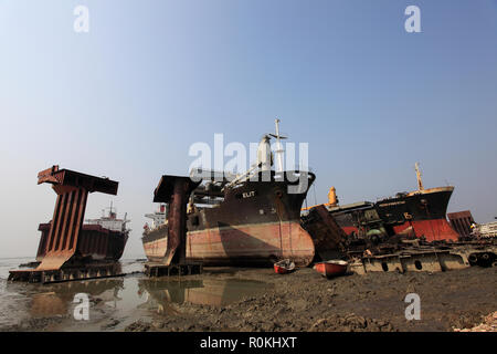 Chantier de démolition des navires à Kumira à Chittagong. Le Bangladesh est dépendante de l'industrie de démolition des navires pour 80  % de ses besoins en acier. Chittagong, Bangladesh. Banque D'Images