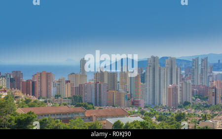 Vue panoramique sur la ville de Benidorm, Espagne. Les bâtiments de grande hauteur sur fond de montagnes et la mer bay Banque D'Images