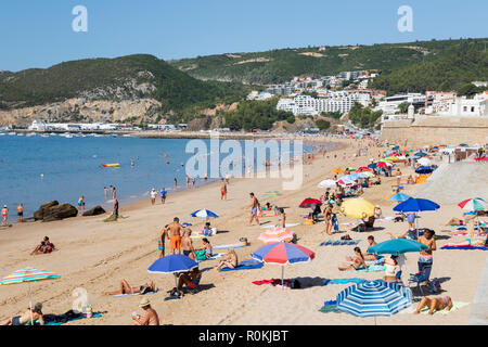 Vue sur Plage de matin d'été ensoleillé, Sesimbra, Setúbal district, région de Lisbonne, Portugal Banque D'Images