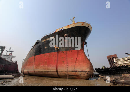 Chantier de démolition des navires à Kumira à Chittagong. Le Bangladesh est dépendante de l'industrie de démolition des navires pour 80  % de ses besoins en acier. Chittagong, Bangladesh. Banque D'Images