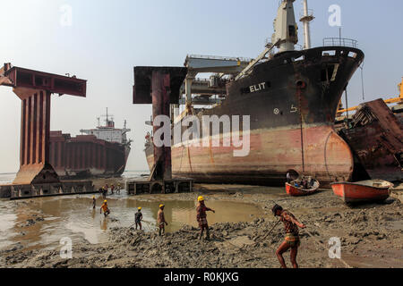 Travaillent au chantier de démolition des navires. Le Bangladesh est dépendante de l'industrie de démolition des navires pour 80  % de ses besoins en acier. Chittagong, Bangladesh. Banque D'Images