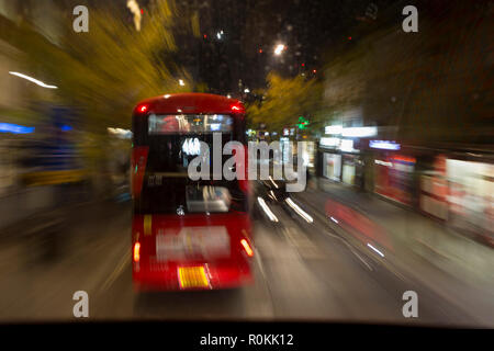 Un trajet en bus le long de Walworth Road, le 6 novembre 2018, à Londres, en Angleterre. Banque D'Images