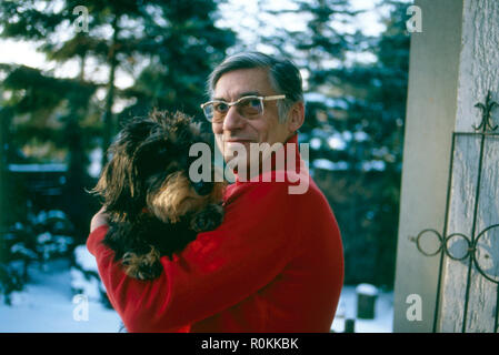Peter René Körner, acteurs et actrices deutscher und Sänger, mit en Rauhhaardackel Rösrath bei Köln, Deutschland 1984. L'acteur et chanteur allemand Peter René Koerner avec son teckel à Roesrath, près de Cologne, Allemagne 1984. Banque D'Images