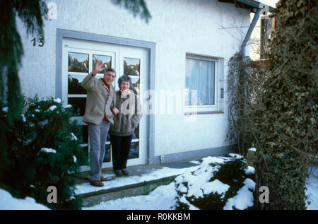 Peter René Körner, acteurs et actrices deutscher und Sänger, mit Ehefrau Gerti dans Rösrath bei Köln, Deutschland 1984. L'acteur et chanteur allemand Peter René Koerner avec son épouse Gerti à Roesrath, près de Cologne, Allemagne 1984. Banque D'Images