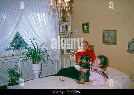 Peter René Körner, acteurs et actrices deutscher und Sänger, mit Ehefrau Gerti dans Rösrath bei Köln, Deutschland 1984. L'acteur et chanteur allemand Peter René Koerner avec son épouse Gerti à Roesrath, près de Cologne, Allemagne 1984. Banque D'Images