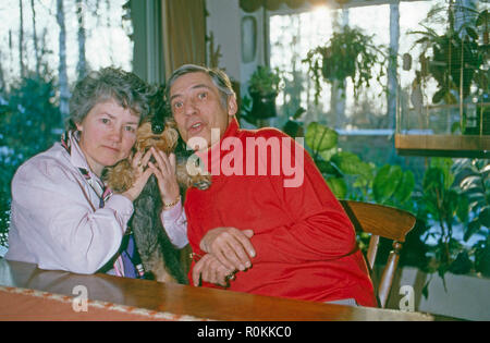 Peter René Körner, acteurs et actrices deutscher und Sänger, mit Ehefrau Gerti dans Rösrath bei Köln, Deutschland 1984. L'acteur et chanteur allemand Peter René Koerner avec son épouse Gerti à Roesrath, près de Cologne, Allemagne 1984. Banque D'Images