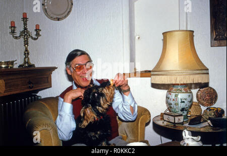 Peter René Körner, acteurs et actrices deutscher und Sänger, mit en Rauhhaardackel Rösrath bei Köln, Deutschland 1984. L'acteur et chanteur allemand Peter René Koerner avec son teckel à Roesrath, près de Cologne, Allemagne 1984. Banque D'Images