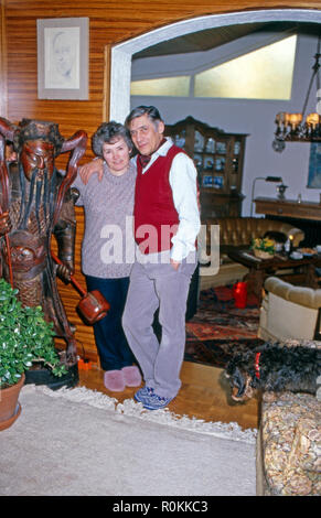 Peter René Körner, acteurs et actrices deutscher und Sänger, mit Ehefrau Gerti dans Rösrath bei Köln, Deutschland 1984. L'acteur et chanteur allemand Peter René Koerner avec son épouse Gerti à Roesrath, près de Cologne, Allemagne 1984. Banque D'Images