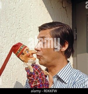 Peter René Körner, acteurs et actrices deutscher und Sänger, mit dem Hohnsteiner Kasper à Rösrath bei Köln, Deutschland 1971. Chanteur et acteur allemand Peter René Koerner avec la Hohnsteiner Kasper marionnette à Roesrath, près de Cologne, Allemagne 1971. Banque D'Images