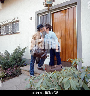 Peter René Körner, acteurs et actrices deutscher und Sänger, mit Ehefrau Gerti dans Rösrath bei Köln, Deutschland 1971. Chanteur et acteur allemand Peter René Koerner avec son épouse Gerti à Roesrath, près de Cologne, Allemagne 1971. Banque D'Images