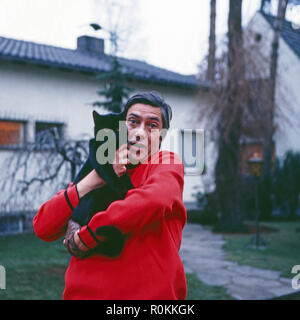Peter René Körner, acteurs et actrices deutscher und Sänger, mit der Emilycullen4 à Rösrath bei Köln, Deutschland 1971. Chanteur et acteur allemand Peter René Koerner avec un chat à Roesrath, près de Cologne, Allemagne 1971. Banque D'Images