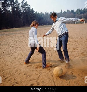 Peter René Körner, acteurs et actrices deutscher und Sänger, mit Sohn Jörg Peter beim homme Fußballspielen l'acteur et chanteur Peter René Koerner jouer au football avec fils Joerg Peter à Roesrath, près de Cologne, Allemagne 1971. Banque D'Images