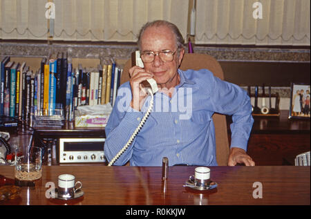 Der brasilianische Juwelier Hans Stern dans seinem Büro à Rio de Janeiro, Brésil 1990. Joaillier brésilien Hans Stern à son bureau à Rio de Janeiro, Brésil 1990. Banque D'Images