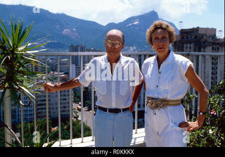 Der brasilianische Juwelier Hans Stern mit Ehefrau Ruth à Rio de Janeiro, Brésil 1990. Hans Stern joaillier brésilien avec son épouse Ruth à Rio de Janeiro, Brésil 1990. Banque D'Images