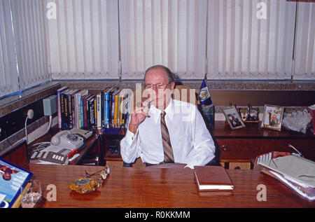 Der brasilianische Juwelier Hans Stern dans seinem Büro à Rio de Janeiro, Brésil 1990. Joaillier brésilien Hans Stern à son bureau à Rio de Janeiro, Brésil 1990. Banque D'Images