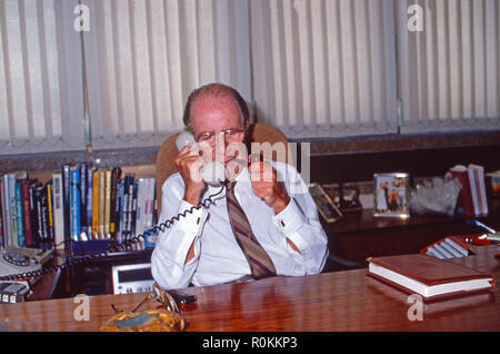 Der brasilianische Juwelier Hans Stern dans seinem Büro à Rio de Janeiro, Brésil 1990. Joaillier brésilien Hans Stern à son bureau à Rio de Janeiro, Brésil 1990. Banque D'Images