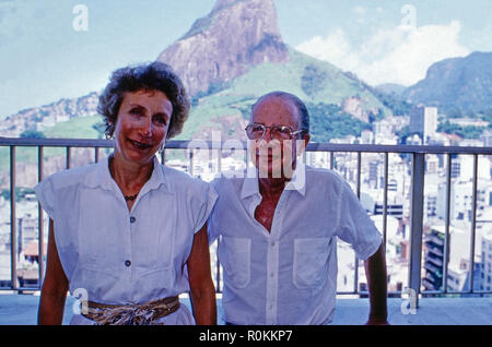 Der brasilianische Juwelier Hans Stern mit Ehefrau Ruth à Rio de Janeiro, Brésil 1990. Hans Stern joaillier brésilien avec son épouse Ruth à Rio de Janeiro, Brésil 1990. Banque D'Images