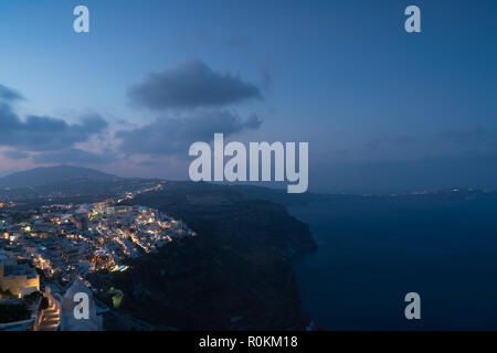 Vue aérienne de la ville de Fira, Santorini, au lever du soleil. Banque D'Images