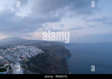 Vue aérienne de la ville de Fira, Santorini, au lever du soleil. Banque D'Images