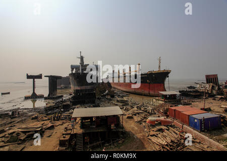 Chantier de démolition des navires à Kumira à Chittagong. Le Bangladesh est dépendante de l'industrie de démolition des navires pour 80  % de ses besoins en acier. Chittagong, Bangladesh. Banque D'Images