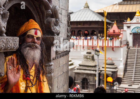 Un Sadhu se trouve dans l'un des temples à l'ensemble du temple de Pashupatinath, Katmandou, Népal Banque D'Images