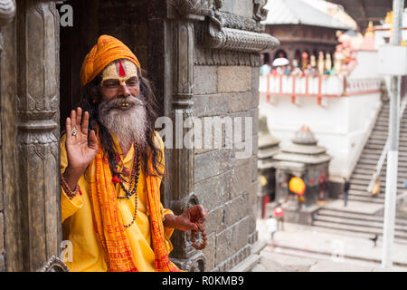 Un Sadhu se trouve dans l'un des temples à l'ensemble du temple de Pashupatinath, Katmandou, Népal Banque D'Images