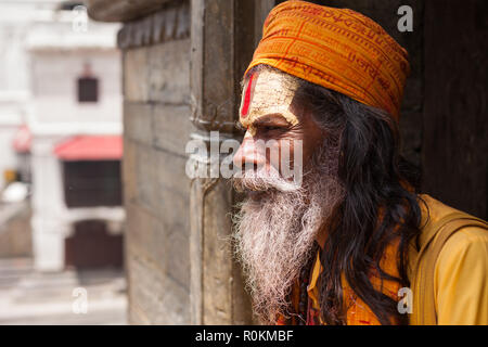 Un Sadhu se trouve dans l'un des temples à l'ensemble du temple de Pashupatinath, Katmandou, Népal Banque D'Images