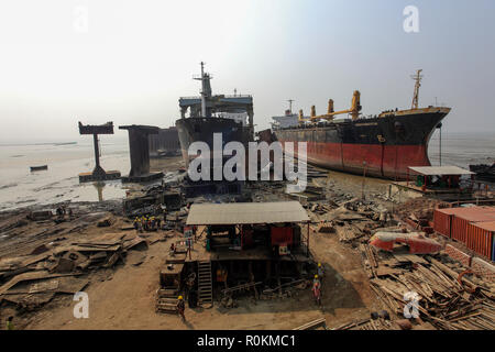 Chantier de démolition des navires à Kumira à Chittagong. Le Bangladesh est dépendante de l'industrie de démolition des navires pour 80  % de ses besoins en acier. Chittagong, Bangladesh. Banque D'Images