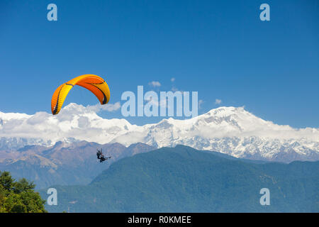 Parapente en tandem avec le flotteur sur le Népal Annapurna Himalaya dans l'arrière-plan Banque D'Images