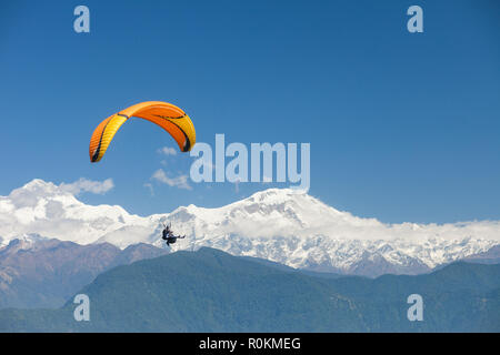 Parapente en tandem avec le flotteur sur le Népal Annapurna Himalaya dans l'arrière-plan Banque D'Images