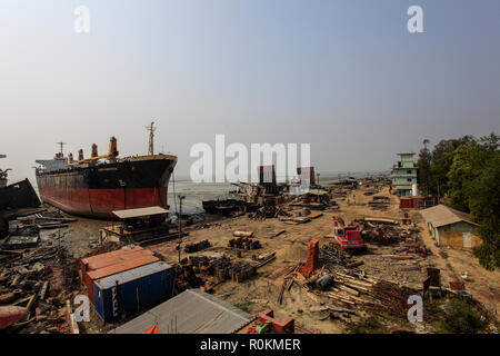 Chantier de démolition des navires à Kumira à Chittagong. Le Bangladesh est dépendante de l'industrie de démolition des navires pour 80  % de ses besoins en acier. Chittagong, Bangladesh. Banque D'Images