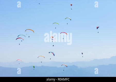 Un grand groupe de parapente profitez d'un courant ascendant thermique dans l'Himalaya au Népal Banque D'Images