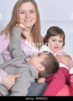 Portrait d'une mère avec des enfants jouer ensemble Banque D'Images