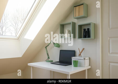 L'intérieur de l'espace de travail moderne. Ordinateur portable, accessoires de bureau et lampe rétro sur fond blanc 24. Grenier confortable / loft avec lucarne lettin Banque D'Images