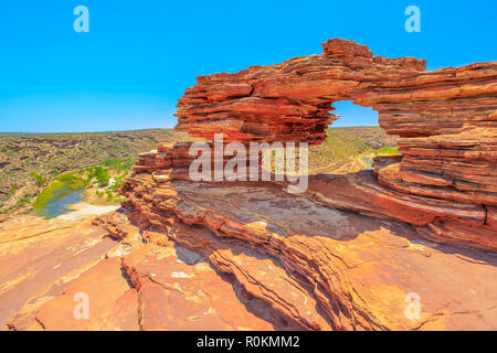 Fenêtre de la nature plus de Murchison River Gorge dans le Parc National de Kalbarri, dans l'ouest de l'Australie. Le grès de red rock arch est le plus célèbre parc naturel attrac Banque D'Images