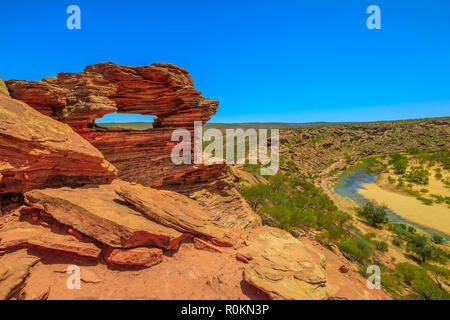 Vue aérienne de rochers ridée avec le rouge et le blanc sont de Nature's Window sur Murchison River Gorge, la plus célèbre attraction naturelle dans l'ouest de l'Australie.sentier de marche populaire, le Parc National de Kalbarri Banque D'Images