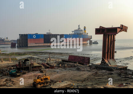 Chantier de démolition des navires à Kumira à Chittagong. Le Bangladesh est dépendante de l'industrie de démolition des navires pour 80  % de ses besoins en acier. Chittagong, Bangladesh. Banque D'Images