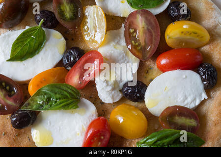 Close-up maco habillé coloré de légumes du jardin sur la composition des aliments Banque D'Images