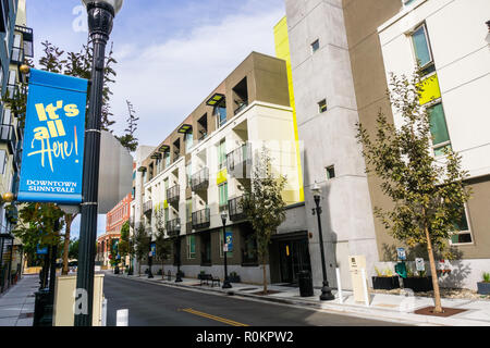 Paysage urbain au centre-ville de Sunnyvale, baie de San Francisco, Californie ; la ville tagline du 'tout est ici' affichées le long de la rue, en face de la ne Banque D'Images