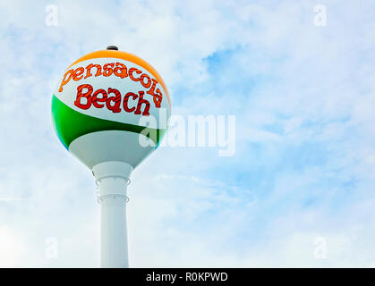 L'iconique de Pensacola beach ball tour de l'eau, plus en exploitation, est photographié à Pensacola Beach Pier, 9 octobre 2018, à Pensacola, Floride. Banque D'Images