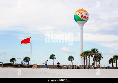 L'iconique de Pensacola beach ball tour de l'eau, plus en exploitation, est photographié à Pensacola Beach Pier, 9 octobre 2018, à Pensacola, Floride. Banque D'Images