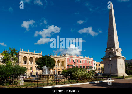 La majestueuse plaza des Born est le centre nerveux de Ciutadella. Au milieu de la vieille place d'armes préside l'obélisque des né, un monument de twe Banque D'Images