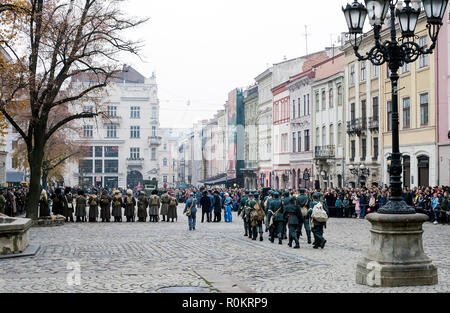 Lviv, Ukraine - 04 novembre 2018 : reconstruction historique des événements militaires de 1918. Des combats entre la Pologne et l'Ukraine de l'Ouest (ZUNR République Populaire) Banque D'Images