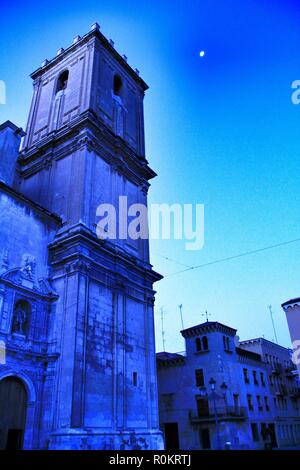 Tour de l'église Santa Maria et lune en Elche, Alicante, Espagne Banque D'Images