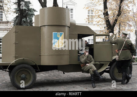 Lviv, Ukraine - 04 novembre 2018 : reconstruction historique des événements militaires de 1918. Des combats entre la Pologne et l'Ukraine de l'Ouest (ZUNR République Populaire) Banque D'Images