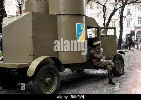 Lviv, Ukraine - 04 novembre 2018 : reconstruction historique des événements militaires de 1918. Des combats entre la Pologne et l'Ukraine de l'Ouest (ZUNR République Populaire) Banque D'Images