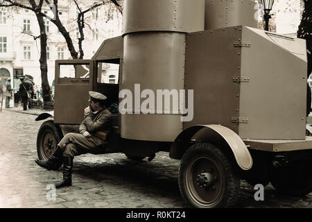 Lviv, Ukraine - 04 novembre 2018 : reconstruction historique des événements militaires de 1918. Des combats entre la Pologne et l'Ukraine de l'Ouest (ZUNR République Populaire) Banque D'Images