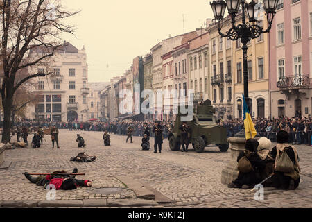 Lviv, Ukraine - 04 novembre 2018 : reconstruction historique des événements militaires de 1918. Des combats entre la Pologne et l'Ukraine de l'Ouest (ZUNR République Populaire) Banque D'Images