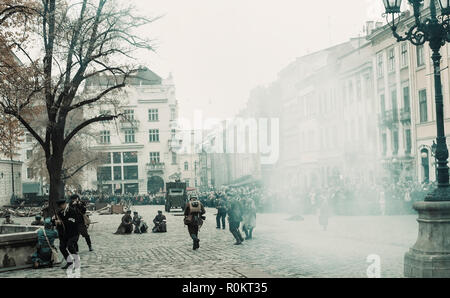 Lviv, Ukraine - 04 novembre 2018 : reconstruction historique des événements militaires de 1918. Des combats entre la Pologne et l'Ukraine de l'Ouest (ZUNR République Populaire) Banque D'Images