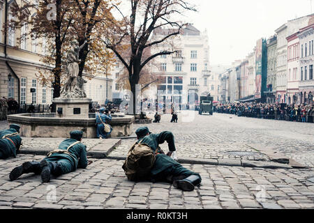 Lviv, Ukraine - 04 novembre 2018 : reconstruction historique des événements militaires de 1918. Des combats entre la Pologne et l'Ukraine de l'Ouest (ZUNR République Populaire) Banque D'Images